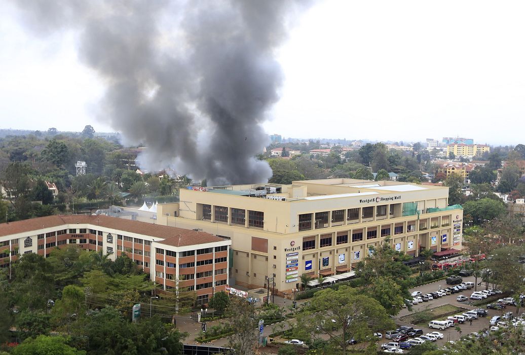 遭恐怖攻擊的西門購物中心（Westgate），23日仍可聽到槍聲、爆炸聲，商場還冒出濃煙。圖片來源：達志影像/路透社。