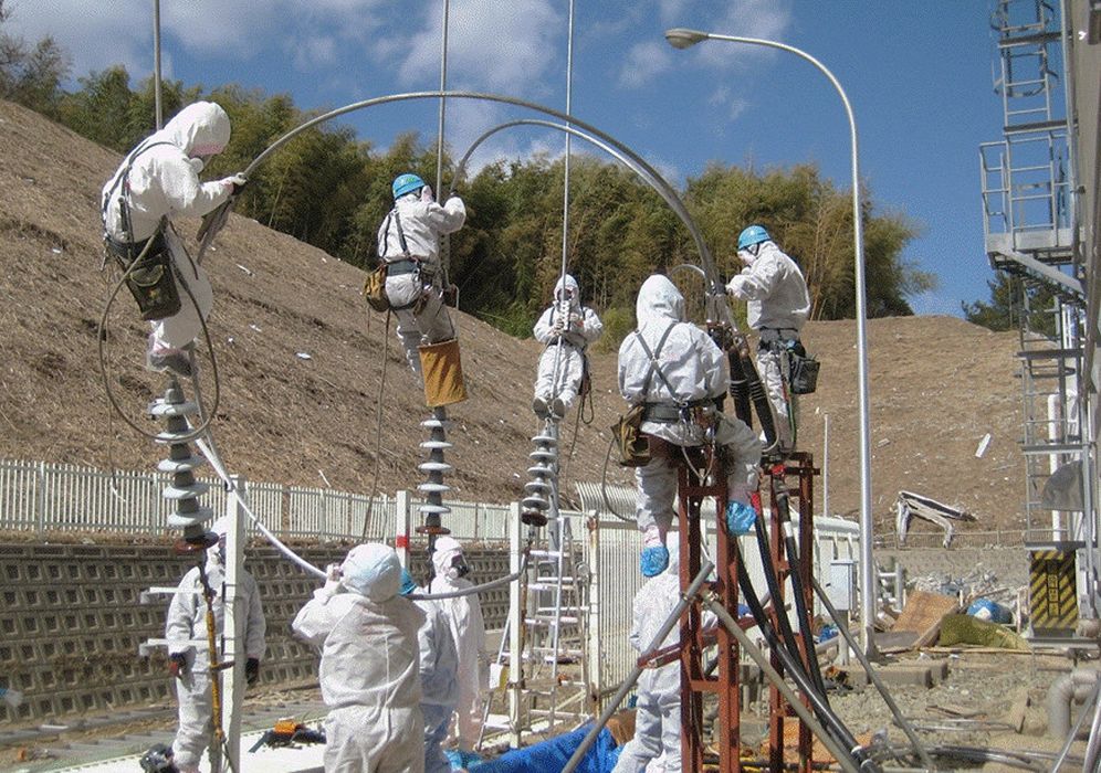 圖為當時東京電力公司人員正在搶修福島第一核電廠的電纜畫面。（資料照片） 圖：達志影像 / 路透社