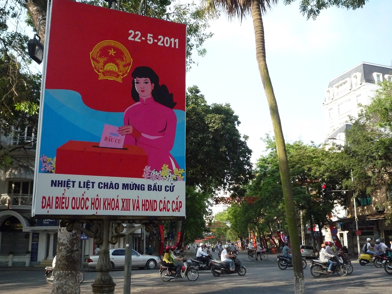 一黨專政的越南今天舉行國會大選，首都河內街頭在數週前就處處可見宣傳海報，這幅上面寫著「熱烈歡迎選舉」。圖片:周盈成攝影