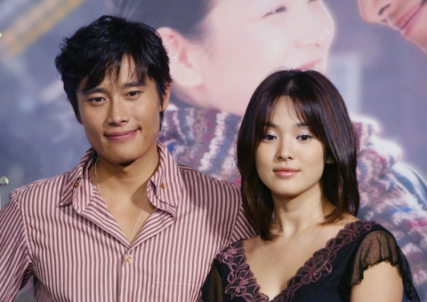 韓國明星宋慧喬與李炳憲2003年訪台，他們那年演出的電視劇《All in》〈真愛賭注〉，2010年底還在朝鮮引發「哈韓」潮，迫使朝鮮當局下令禁止模仿韓國服飾、化妝方法，以及圖中宋慧喬這種髮型。(圖片來源:達志影像/路透社。)
