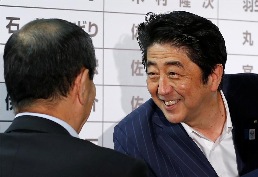 日本首相安倍晉三率領的自民黨以及聯合執政的公明黨確定取得過半席次，達到改變扭曲國會現狀的目標。可說是安倍晉三上任以來的最大勝利。圖為執政黨獲勝後，安倍晉三狂喜的表情。圖片來源：達志影像/美聯社