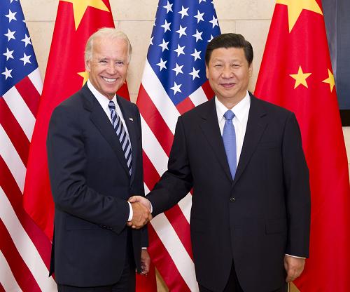 美國副總統拜登訪問中國時，習近平親自陪同他在四川等地參觀訪問，2人宛如好友般。但如今咳國令南海情勢緊張，美國將在5年內把60%的海軍駐紮在亞太區，以維和平。圖：翻攝中國官媒新華網