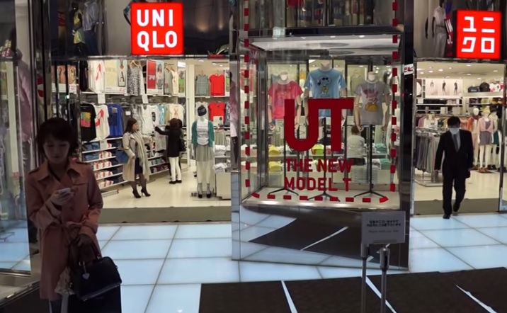 知名日本平價服飾品牌優衣庫（Uniqlo）為擺脫「黑企業」的負面形象，已提出最快於2016年度達成「零加班」目標。圖：翻攝網路