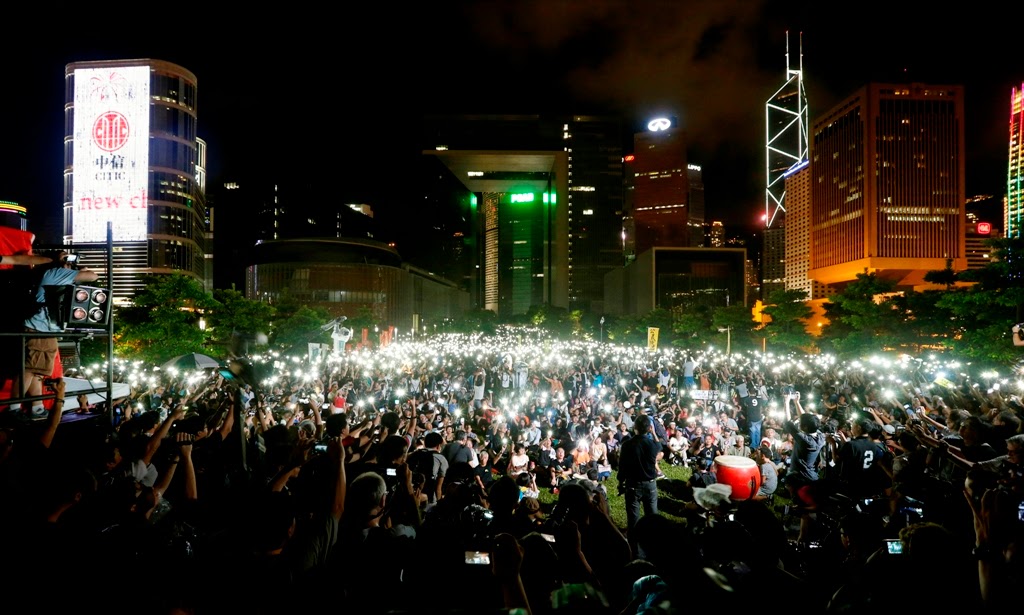 2014年8月31日晚間參與「佔中」集會的香港市民，集體亮起手機的閃光燈，場面壯觀令人動容。圖片來源：達志影像/路透社資料照片
