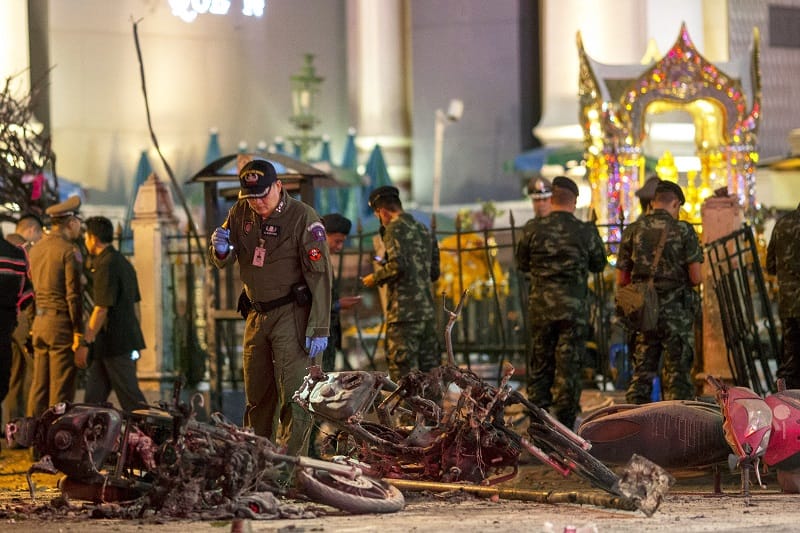 泰國首都曼谷市中心17日晚間發生重大爆炸案，泰國警方正在清理現場。圖片來源：達志影像/路透社