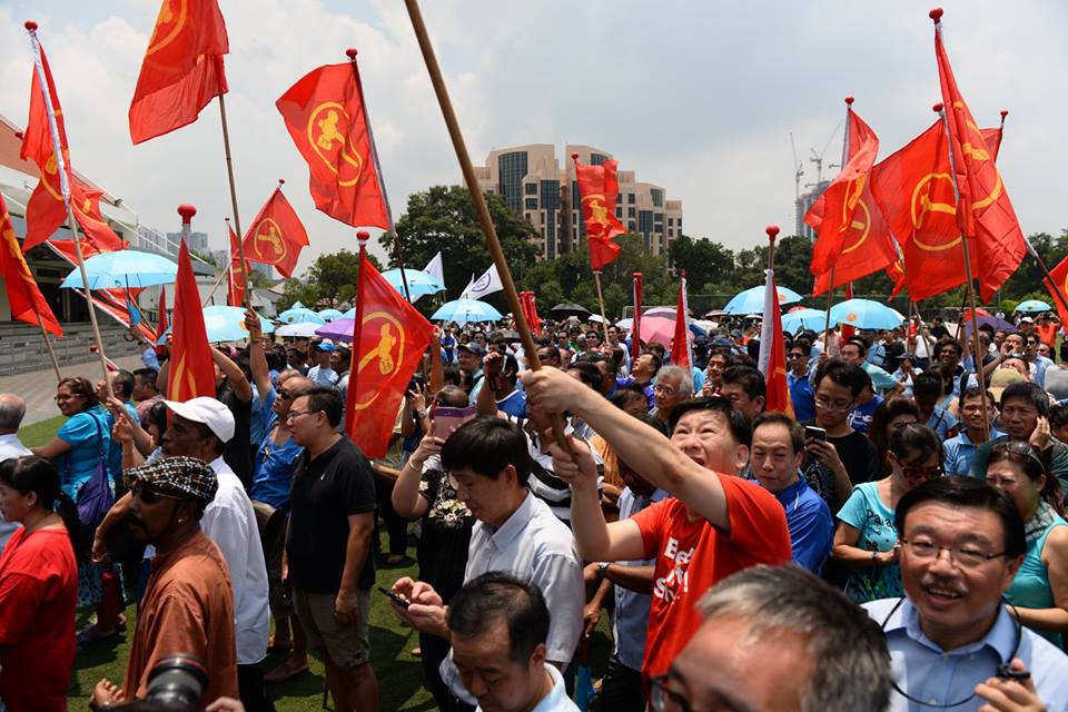 新加坡工人黨支持者揮舞旗幟展現熱情，這次國會大選，工人黨聲勢浩大，已經威脅執政的人民行動黨。圖：翻攝新加坡工人黨臉書