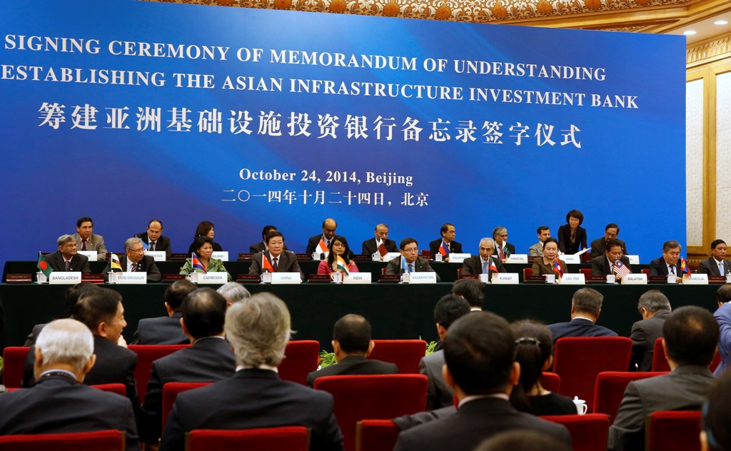 中國成立亞投行的政策對二戰後主要由美國領導的世界銀行與國際貨幣基金等金融機構帶來了直接的威脅。圖為去年10月亞投行正式成立的場景。圖片來源：達志影像/路透社資料照片