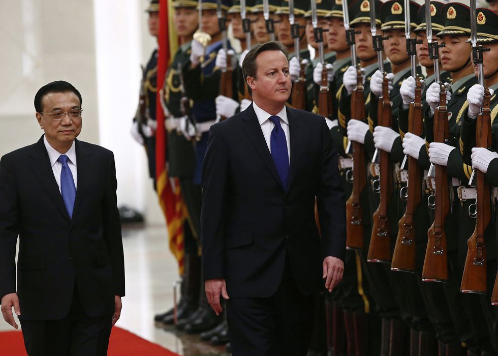 中國國務院總理李克強與英國首相卡麥隆出席在北京人民大會堂前的歡迎儀式。圖片來源：達志影像/路透社