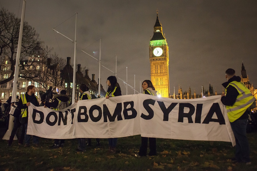英國人民於國會場外抗議授權空襲敘利亞行動。圖片來源：達志影像/美聯社