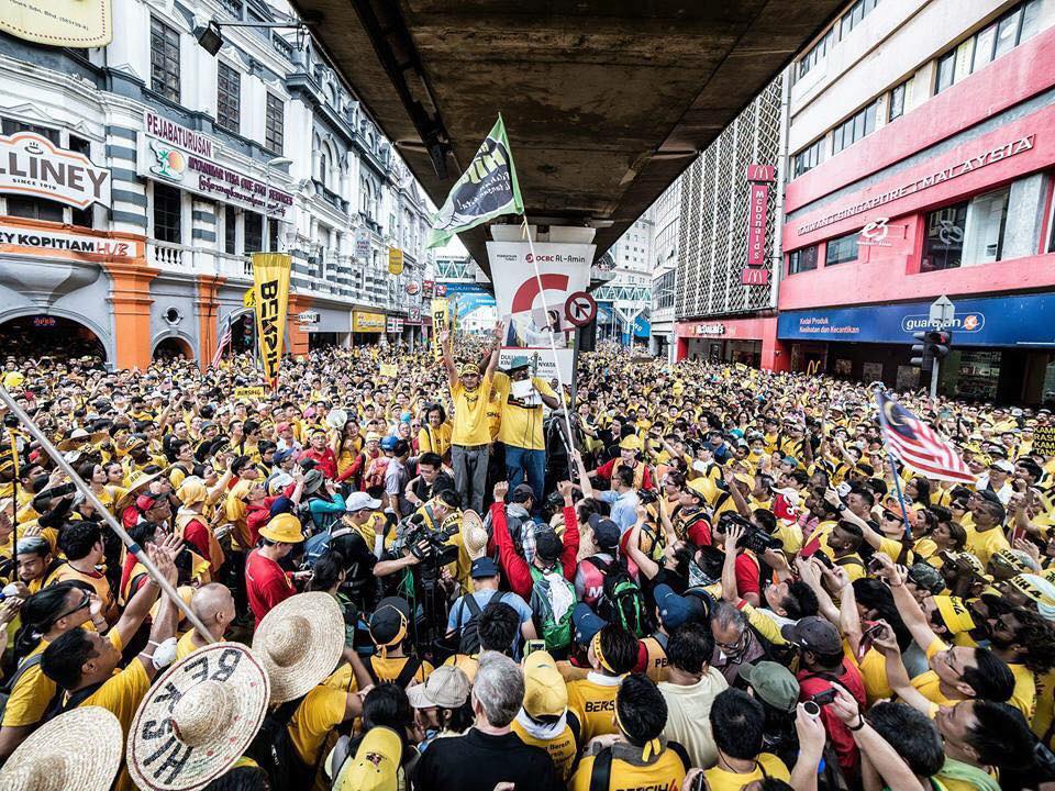 馬來西亞總理納吉布涉及7億美金的貪腐醜聞，淨選盟29、30日連續2天發起抗議活動，將近30萬人上街頭要求納吉布下台。圖：翻攝淨選盟臉書