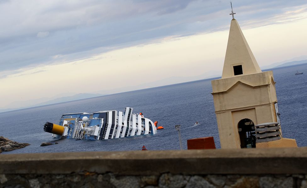 郵輪「歌詩達協和號」（Costa Concordia）13日凌晨在托斯卡尼（Tuscany）外海觸礁翻覆。圖片來源：達志影像/路透社。