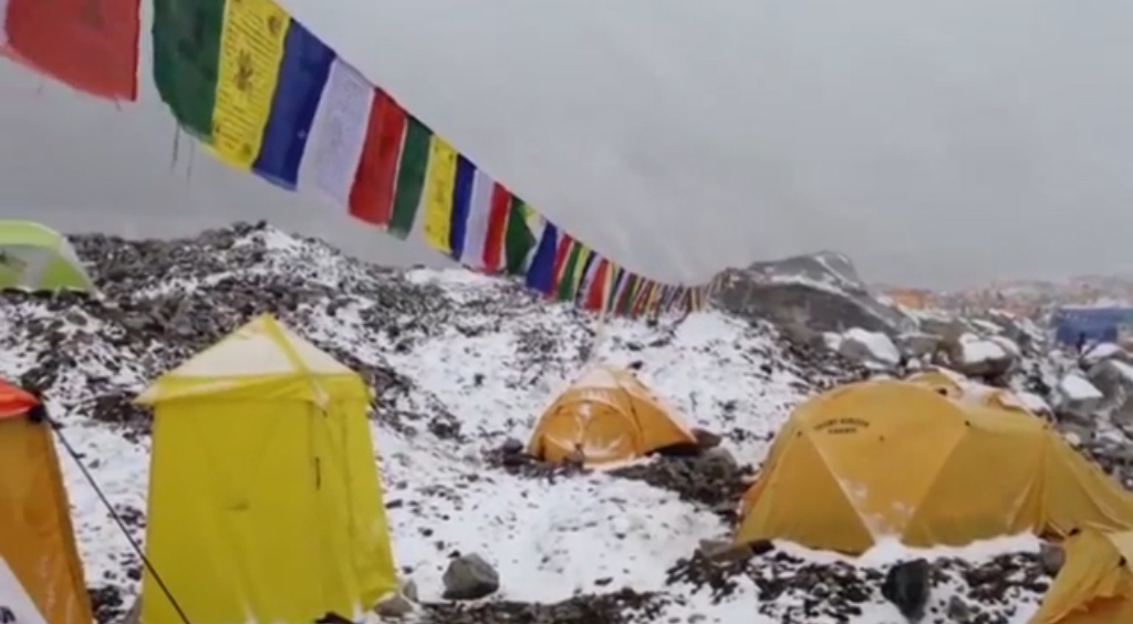 尼泊爾上月發生強震，德籍登山客在攀登珠穆朗瑪峰時拍到雪崩意外，驚險萬分。圖：翻攝網路