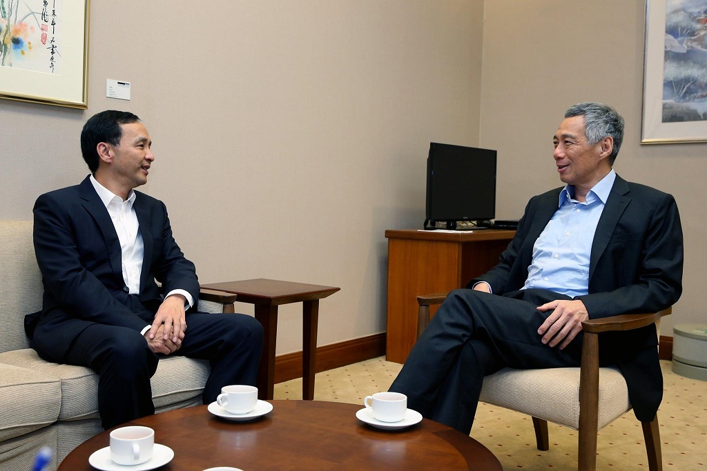 身兼國民黨主席的台北市長朱立倫日前出訪新加坡，新加坡總理李顯龍8日在臉書po出兩人的合照。圖：翻攝自李顯龍臉書