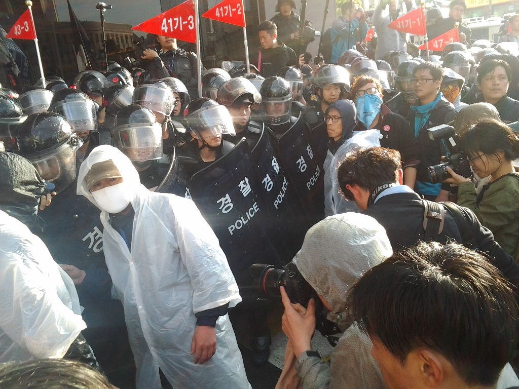 集會尾聲時，工會代表欲前往探視在廣場附近靜坐的雙龍汽車工會成員卻遭警方阻止，雙方爆發衝突。圖片來源：楊虔豪/攝。