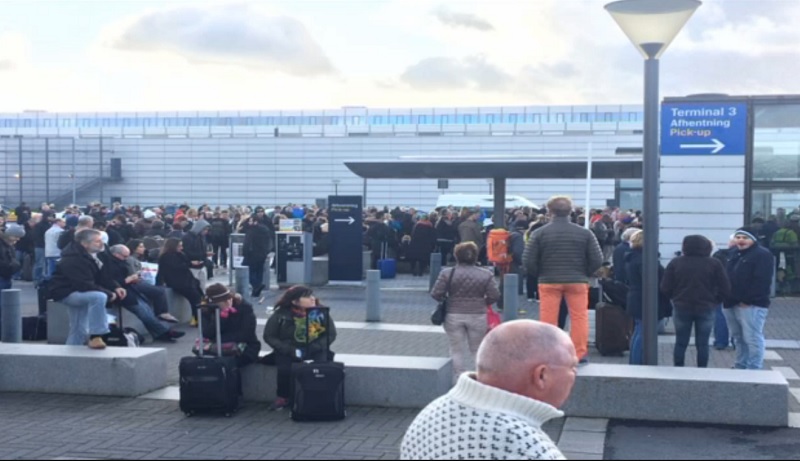 丹麥哥本哈根卡斯特魯普機場（Kastrup Airport）18日發現可疑包裹，機場人員和警方立即疏散1個航廈內的旅客。圖：翻攝網路