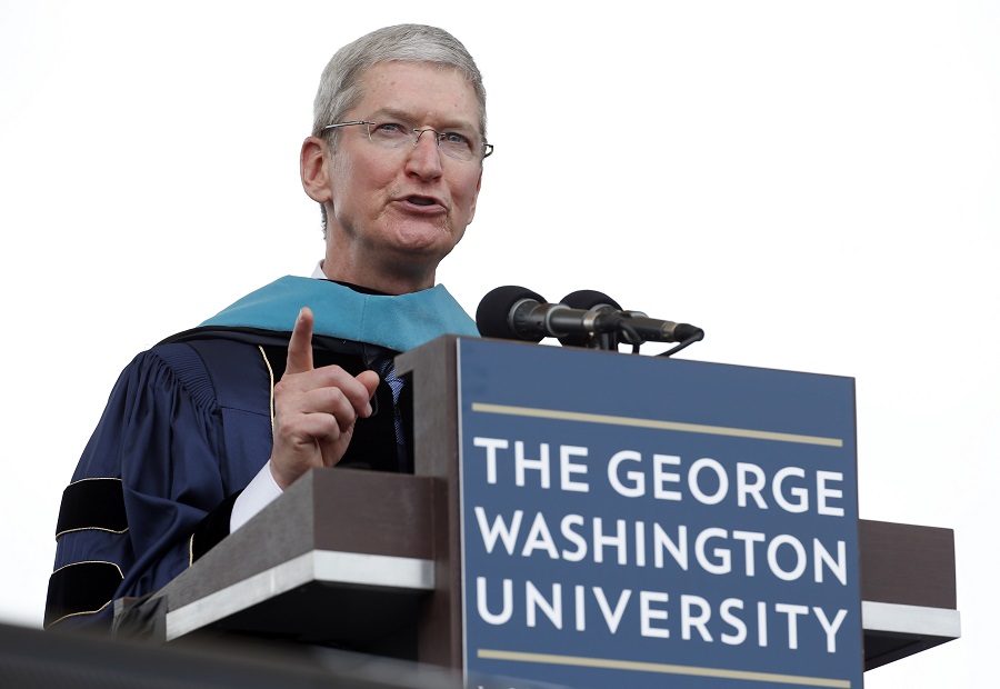 蘋果執行長庫克（Tim Cook）17日在喬治華盛頓大學向畢業生發表演說，期勉學生要站出來改變這個世界。圖片來源：達志影像/美聯社