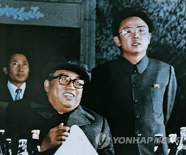 朝鮮以紀念4月15日金日成主席誕辰100週年為由，宣布將在四月發射長途飛彈乘載的衛星。圖為朝鮮中央通訊社將在紐約舉行圖片展的作品之一，左邊為金日成、右為金正日。圖片來源:翻攝自朝鮮中央社。