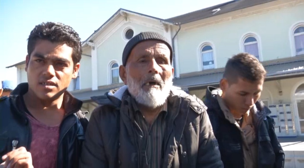號稱110歲的阿富汗難民阿卜杜勒•阿齊茲（中）在家人扶持下，跋涉5500公里，一路逃到了德國。圖：翻攝N24