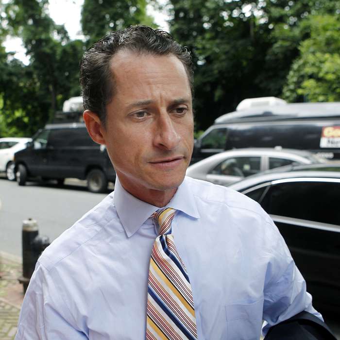 美國民主黨議員韋納(Anthony Weiner)在16日宣布離職後回家，他表示，他無法繼續待在醜聞被激烈討論的辦公室中。圖片來源:達志影像/美聯社