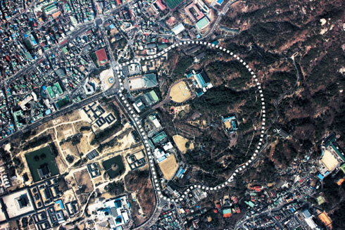 3月24日在韓國京畿道坡州墜毀的朝鮮無人機，飛過總統辦公室所在的青瓦台主樓上方時拍攝的照片。照片中間部分就是青瓦台全景。圖：翻攝自《朝鮮日報》網站。