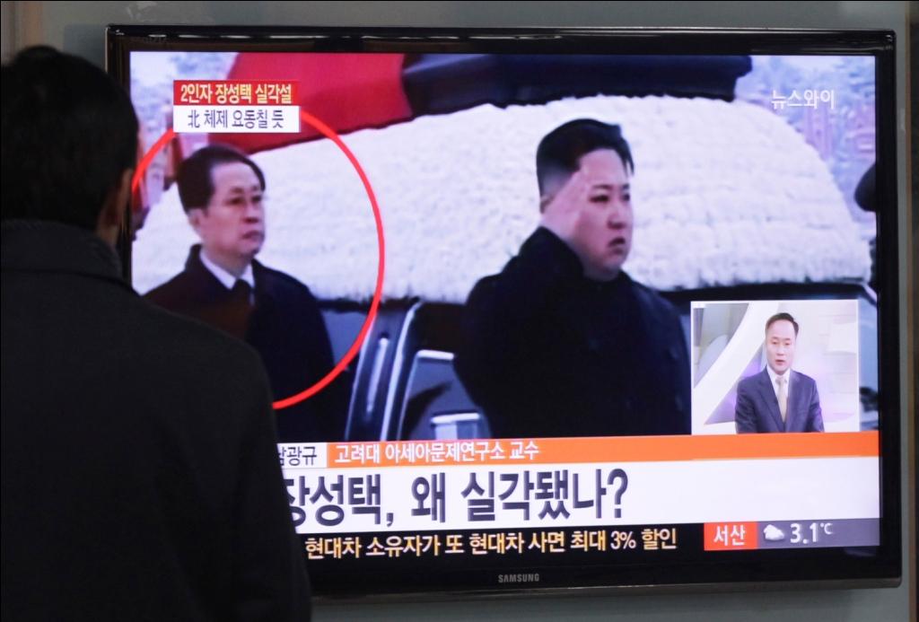 韓國國家情報院(NIS)官員日前表示，朝鮮領導人金正恩的姑父張成澤（左），已經遭到清算，被免除了朝鮮國防委員會副委員長和朝鮮勞動黨中央行政部部長的職務。圖片來源：達志影像/美聯社