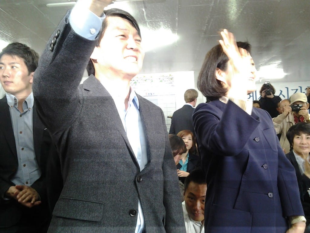 韓國於今(24)日舉行國會議員補選，根據目前開票結果顯示，安哲秀在該選區以 61.4%的得票率大勝執政黨新世界黨候選人許准榮的 32.3%。圖：楊虔豪/攝
