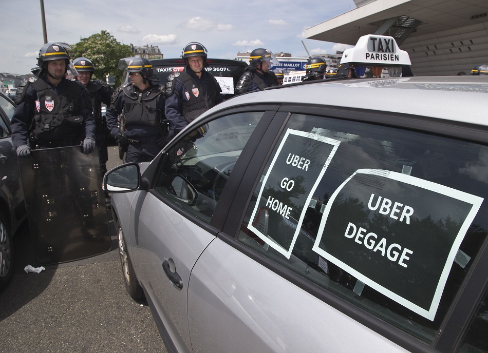 為抗議Uber搶客，法國計程車司機25日發動罷工，卻演變成暴力，封堵通往巴黎機場和火車站道路。圖片來源：達志影像/美聯社