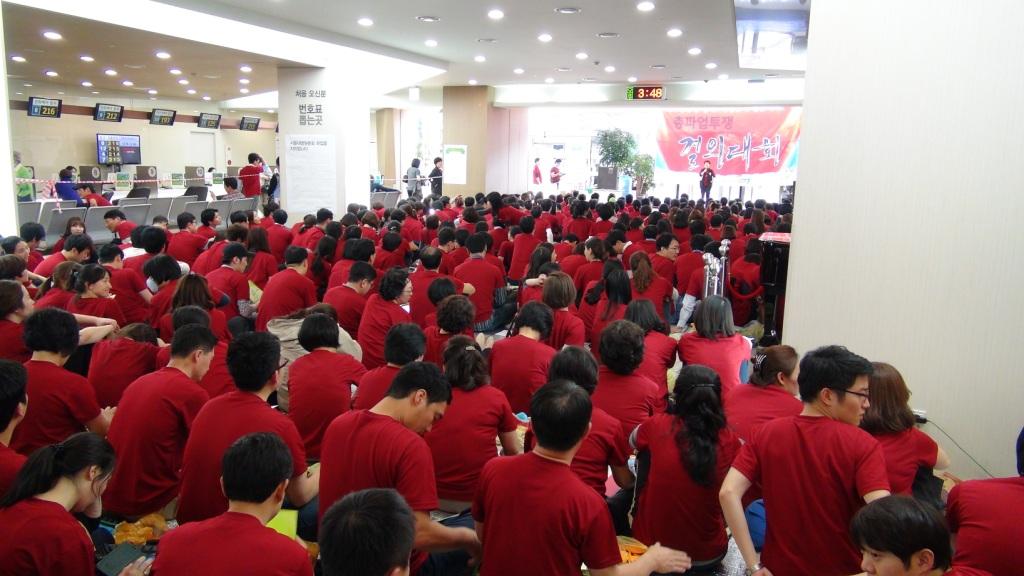 不滿勞動條件日趨惡劣，韓國首爾大學醫院工會於今起發動罷工，職員們於醫院大廳舉行集會。圖：楊虔豪/攝