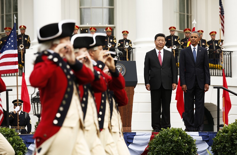 美國總統歐巴馬(Barack Obama)25日在白宮以紅地毯、21響禮砲迎接首次抵美進行國是訪問的中國國家主席習近平。圖片來源：達志影像/路透社