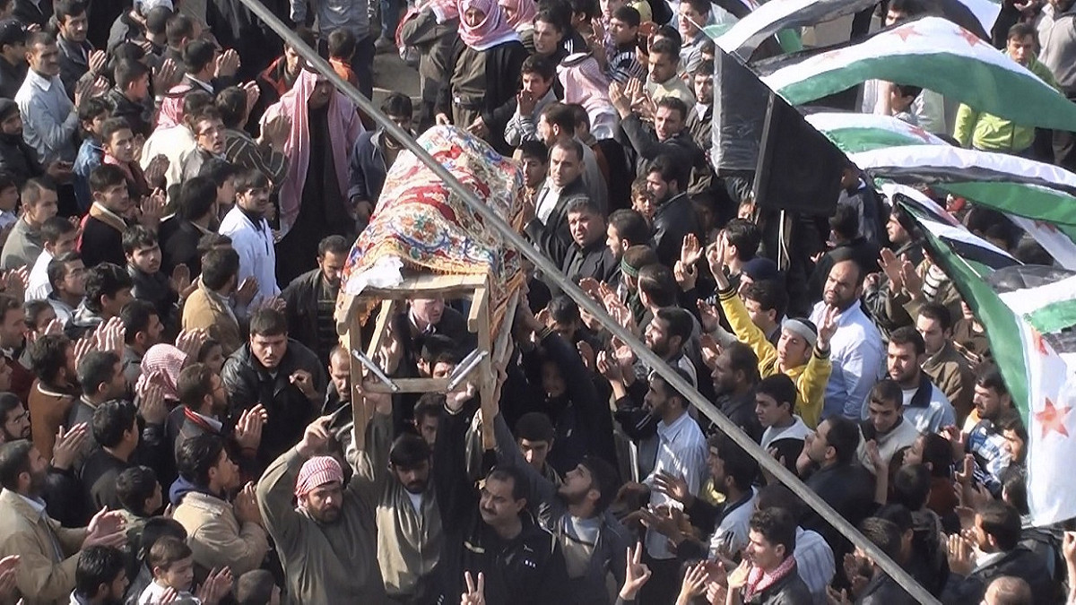 在荷姆斯城(Homs)街頭集結抗議阿塞德(Bashar al-Assad)總統的數萬名敘利亞人。(圖片來源:達志影像/路透社。)