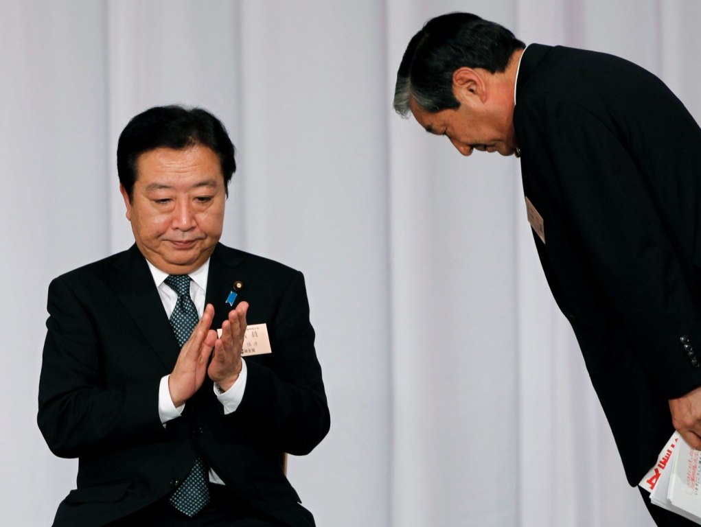 日本執政黨民主黨今(21)日下午舉行黨主席選舉，首相野田佳彥(左)輕易擊敗另外三位對手，獲得半數以上的支持，高票當選連任。圖片來源：達志影像/美聯社
