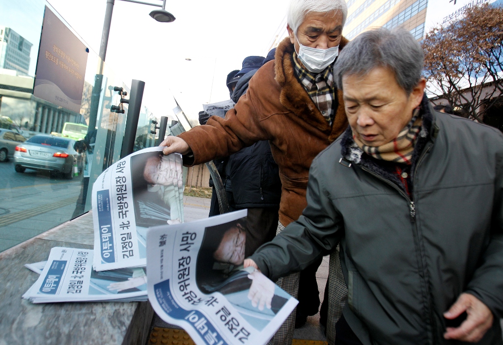 韓國民眾爭拿朝鮮領導人金正日死亡的號外。圖片來源：達志影像/美聯社。