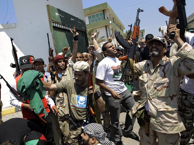 利比亞反抗軍21日從四面八方攻入首都的黎波里(Tripoli)，這象徵著統治利比亞將近42年的強人領導格達費政權垮台在即。不過，目前沒人知道格達費的下落。圖片來源：達志影像/美聯社。