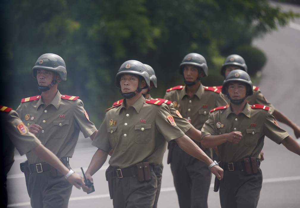 韓國軍方指責朝鮮在兩韓邊境非軍事區埋設地雷，導致2名韓國士兵在4日被炸傷，朝鮮半島緊張情勢升高，一觸即發。圖為朝鮮士兵在板門店非軍事區 (DMZ)巡邏。圖片來源：達志影像/路透社