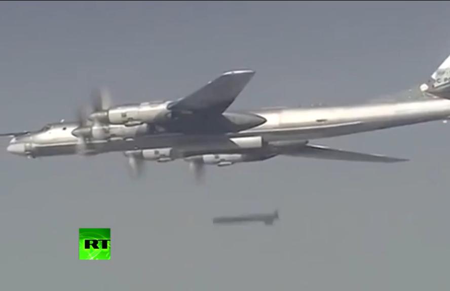 俄羅斯公布大批戰機群轟炸敍利亞境內IS組織畫面，連日空襲已經重創IS的經濟來源油田設施，以及500輛運送原油的車輛。圖：翻攝youtube