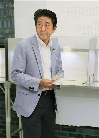 自民党總裁、首相安倍晉三在這次參院選舉中，強調要通過大膽的金融政策、財政撥款以及經濟增長戰略相結合的經濟政策，促使日本經濟走出通貨緊縮。圖：翻攝自安倍晉三臉書
