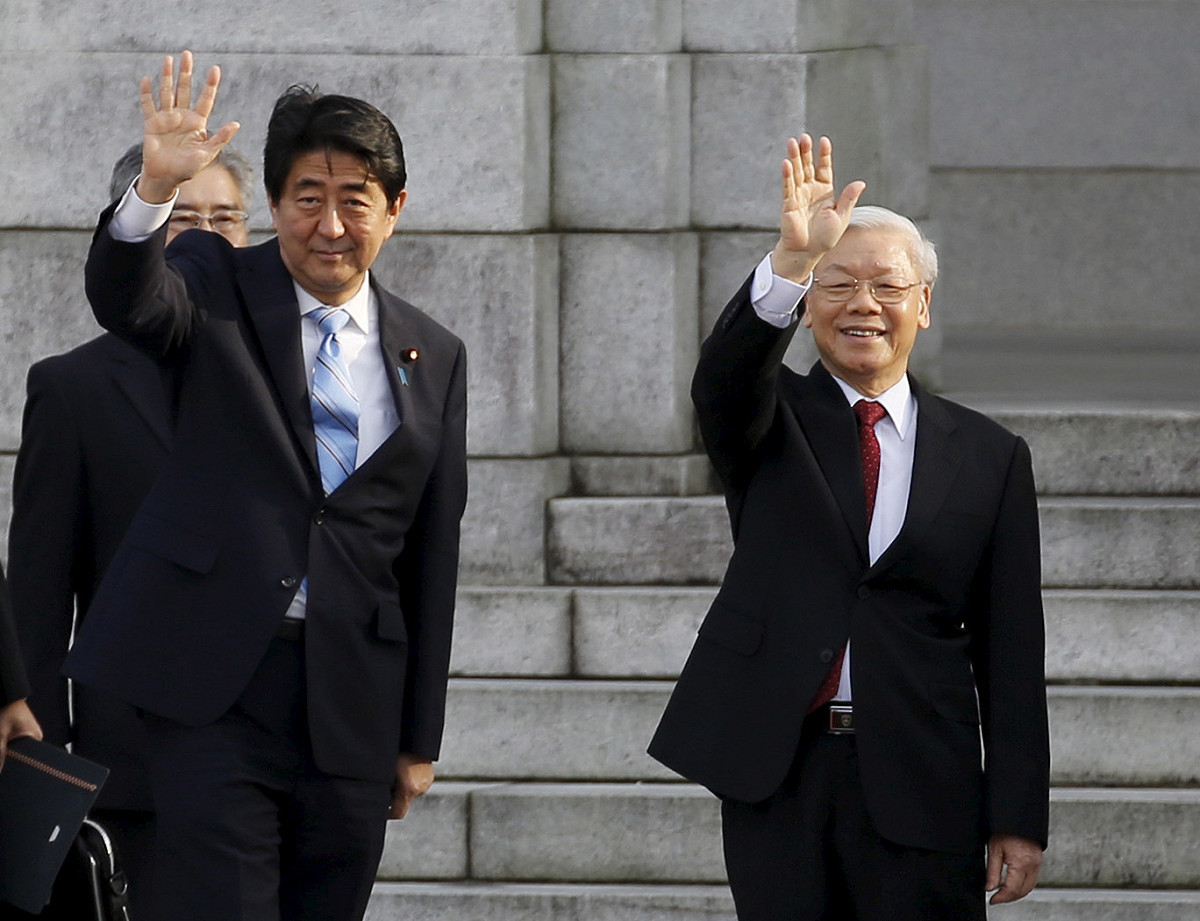 日本首相安倍晉三（左）15日接待第一次訪問東京的越南共產黨中央委員會總書記阮富仲，在對談後發表聲明，表達對南海局勢的嚴重關切。圖片來源：達志影像/路透社