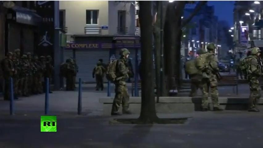 法國警方與恐攻嫌犯18日在聖但尼地區爆發激烈槍戰，造成多人傷亡。圖：翻攝自「今日俄羅斯」(RT)影片。