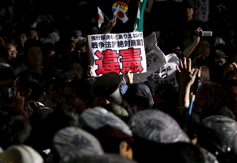 上萬名日本民眾16日群聚在東京國會大廈外，要求廢除安保法相關修正案，直到深夜仍未散去。圖片來源：達志影像/路透社