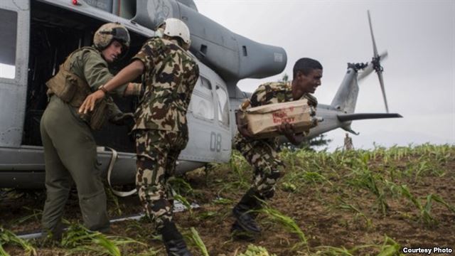美國海軍陸戰隊直升機投入尼泊爾震災救援行動，傳出直升機失蹤。圖：翻攝美國之音
