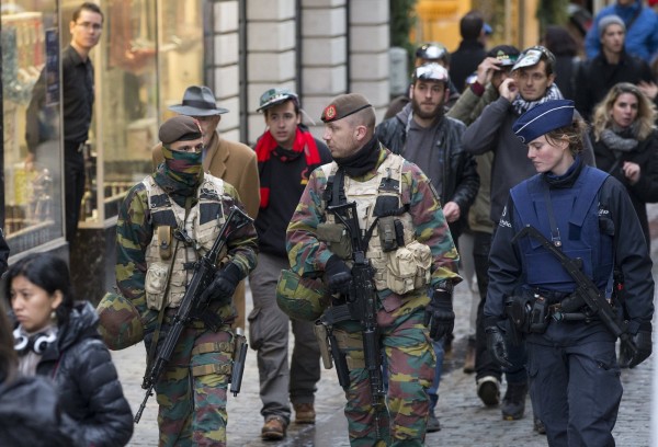 比利時政府26日宣布調降首都布魯塞爾（Brussels）的安全警戒級別，從最高警戒第4級調降至第3級。圖為比利時軍隊在街上巡邏。圖片來源：達志影像/美聯社資料照片。