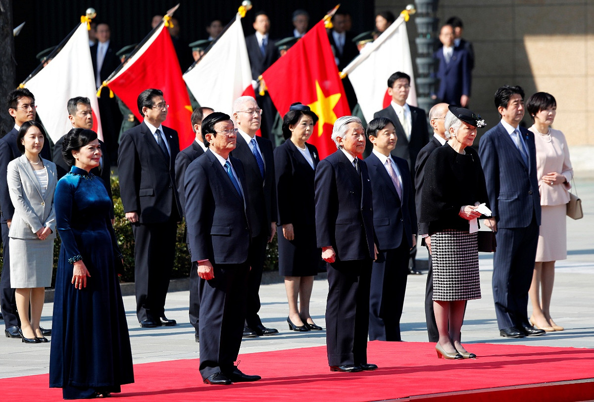 天皇明仁夫婦(圖前排左三、左四)、首相安倍晉三夫婦(圖前排左五、左六)17日親自歡迎到訪的越南國家主席張晉創夫婦(圖前排左一、左二)。圖片來源：達志影像/路透社。