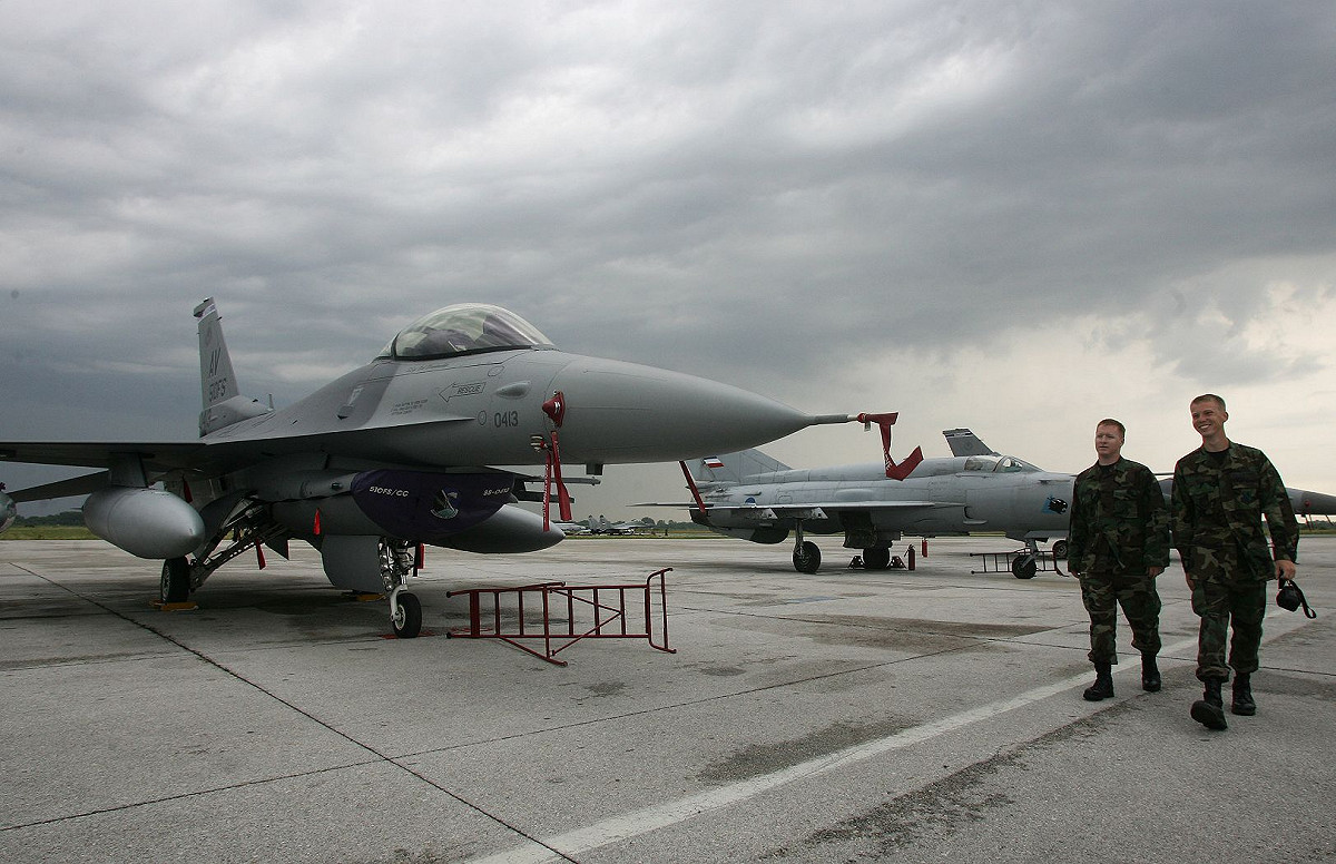 烏克蘭官員不斷要求西方國家提供如F-16等新戰機對抗俄羅斯。圖為F-16 C型戰鬥機。（資料照） 圖：達志影像 / 美聯社