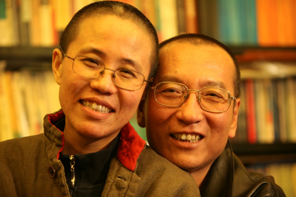 美國眾議院最快在星期二通過一項決議案，表揚劉曉波長期推動中國民主改革及多次出入監獄所表現出來的勇氣，並呼籲歐巴馬力促中國釋放劉曉波（右），同時解除對劉霞（左）的軟禁。圖片來源：達志影像/路透社。