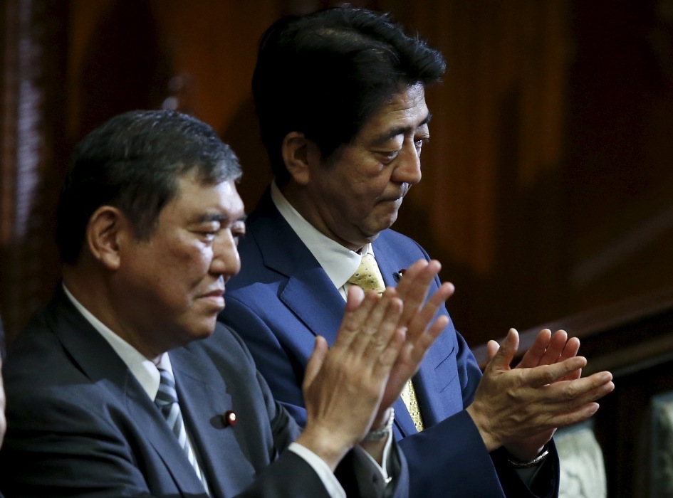 在強大的反對聲浪中，日本眾議院16日表決通過安保法案。圖右為強力支持安保法案的日本首相安倍晉三。圖片來源：達志影像/路透社