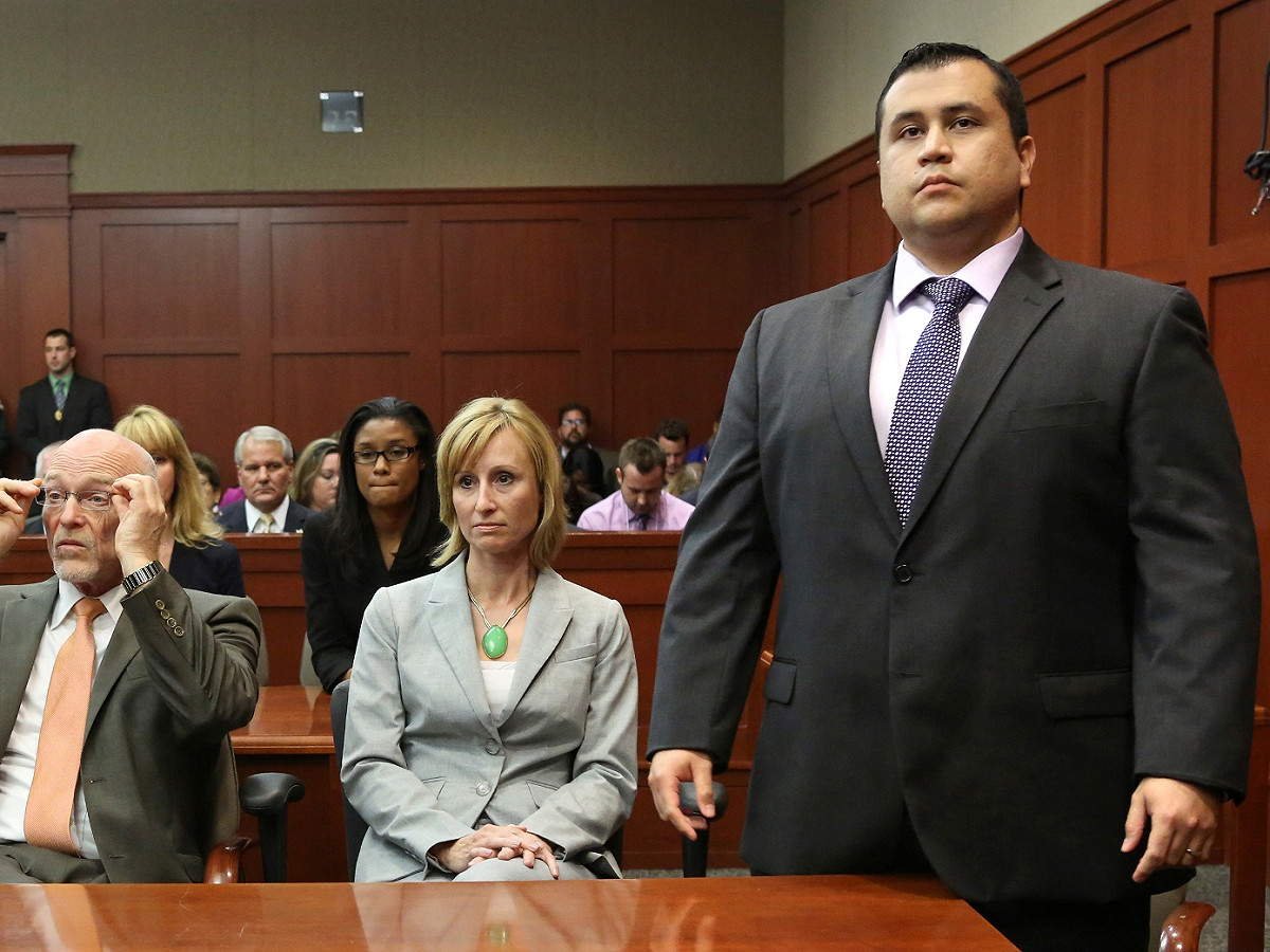 祕魯裔社區巡守員辛默曼（George Zimmerman)13日起立聆聽陪審團對於去年2月26日他以手槍擊斃17歲非裔少年馬丁（Trayvon Martin)的判決。圖片來源：達志影像/路透社。