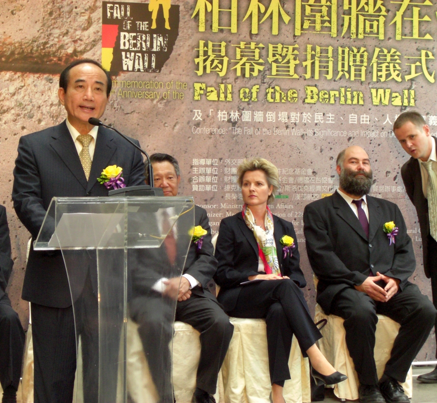 柏林圍牆倒塌20周年，立法院長王金平今（9）日出席「柏林圍牆在台揭幕暨捐贈儀式」時表示，兩岸柏林圍牆已拆開，但要談統一還早，目前希望能簽署軍事互不侵犯協議，讓和平基礎將更穩固。