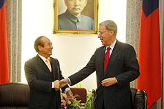 美國在台協會主席薄瑞光（Raymond F. Burghardt）（右）23日到立院拜會院長王金平（左），薄瑞光此次台灣行預期將與各方討論歐胡會、對台軍售與美牛進口等議題。圖：中央社