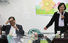 民進黨中央今天上午舉行「前線戰士辛苦了」早餐會，主席蔡英文發動人情攻勢慰留祕書長吳乃仁。圖片來源：中央社