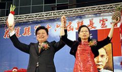 花蓮縣第16屆縣長交接就職典禮20日舉行，新任縣長傅崐萁（左）當場任命妻子徐榛蔚（右）擔任副縣長，並在傍晚表示，兩人已經離婚。圖片來源：中央社